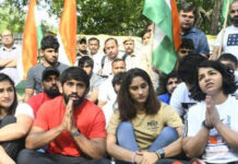 बेटियां सड़कों पर बैठी हैं, कोई नहीं ले रहा है सुध: विनेश फोगाट Photo: @SakshiMalik/twitter