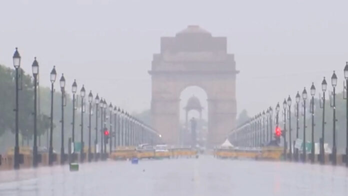 दिल्ली-एनसीआर में तेज हवाओं के साथ बारिश